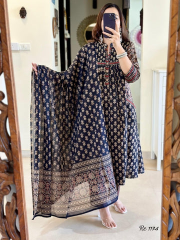 Look straight out of a dreMakes an enticing appearance at traditional events by wearing this handloom cotton kurta pant and khadi silk Dupatta set(WARED06) - women's fashion mart